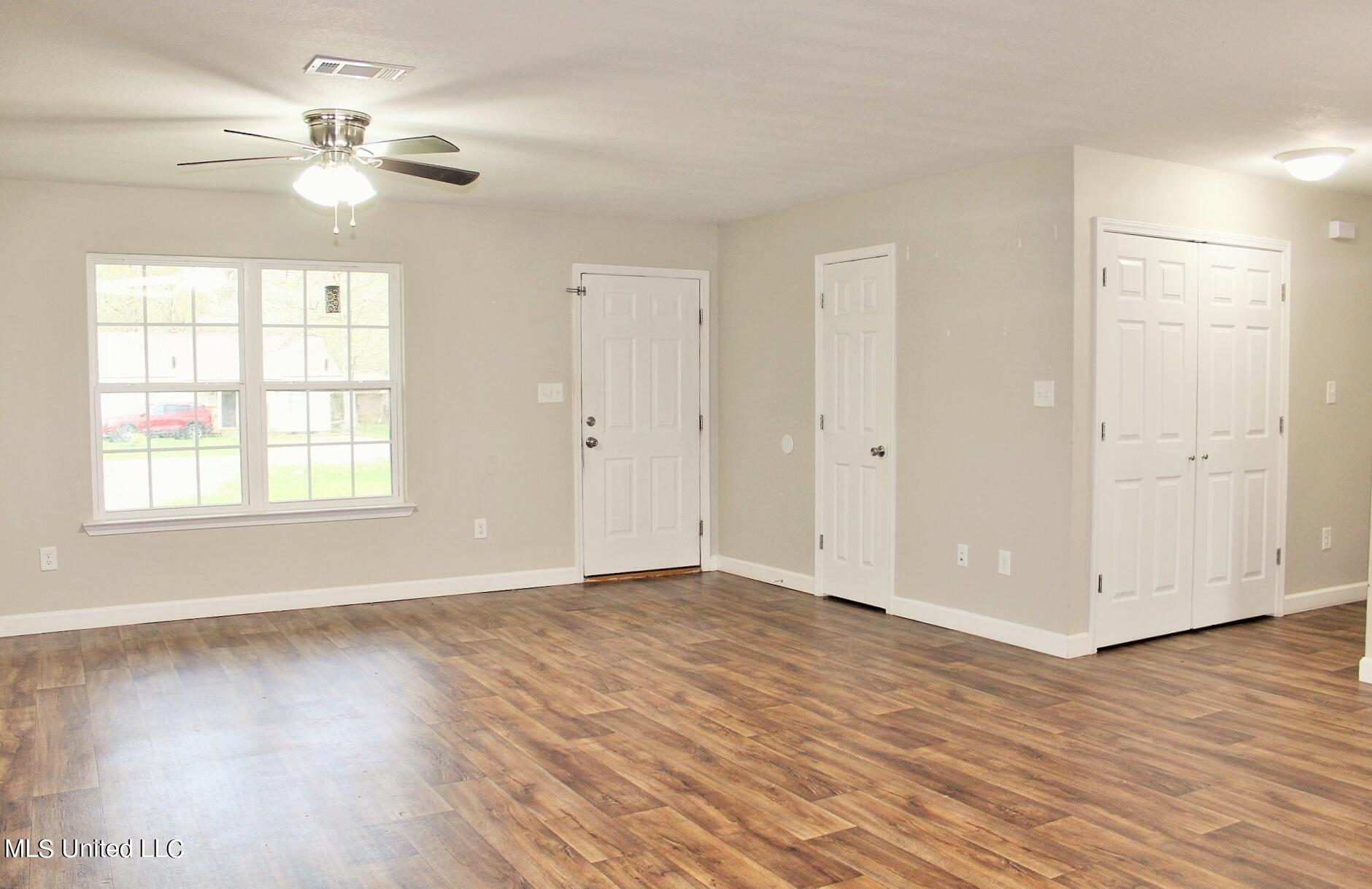 121 Joe Thomas Road Lucedale, MS 39452 - Photo 2 of 17 2-Living Room