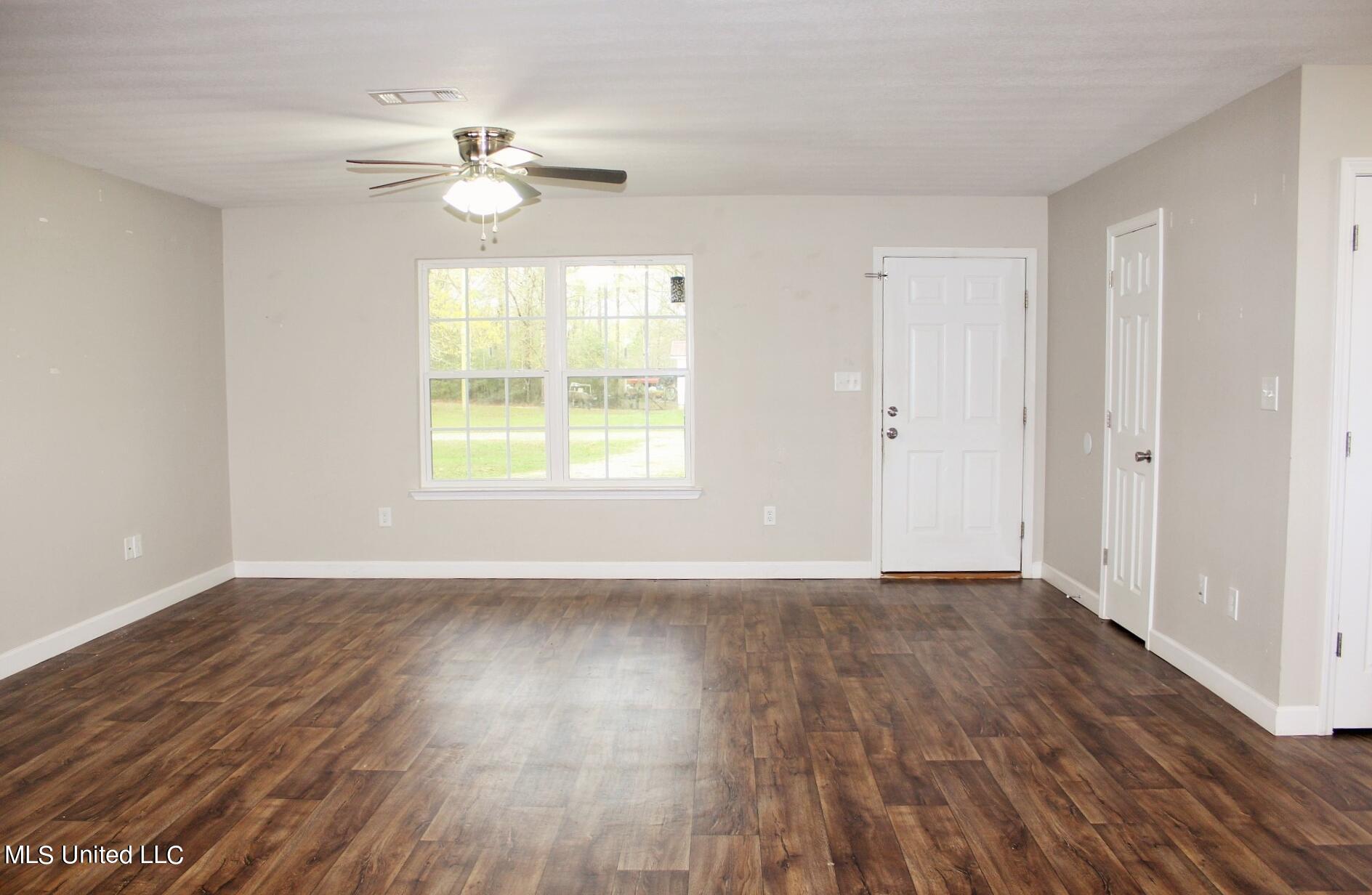 121 Joe Thomas Road Lucedale, MS 39452 - Photo 3 of 17 3-Living Room
