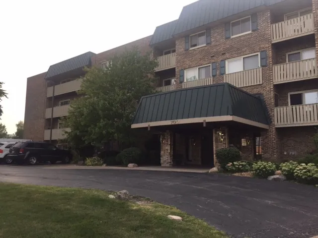 $1,450 | 700 Perrie Drive, Unit 305, Elk Grove Village, IL 60007