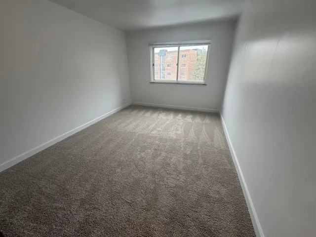 $1,450 | 700 Perrie Drive, Unit 305, Elk Grove Village, IL 60007