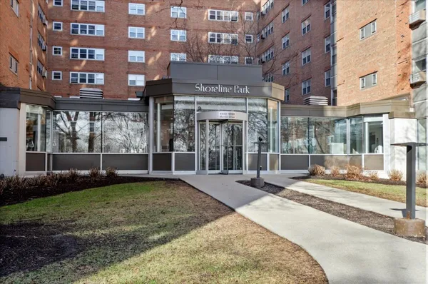 $1,800 | 4950 North Marine Drive, Unit 902, Chicago, IL 60640