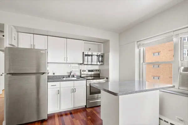 $1,800 | 4950 North Marine Drive, Unit 902, Chicago, IL 60640