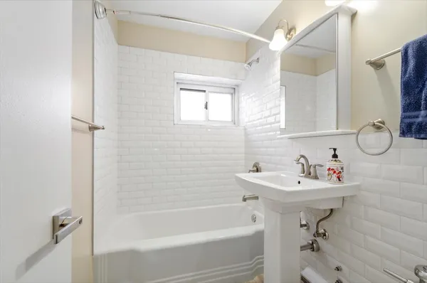 $1,800 | 4950 North Marine Drive, Unit 902, Chicago, IL 60640