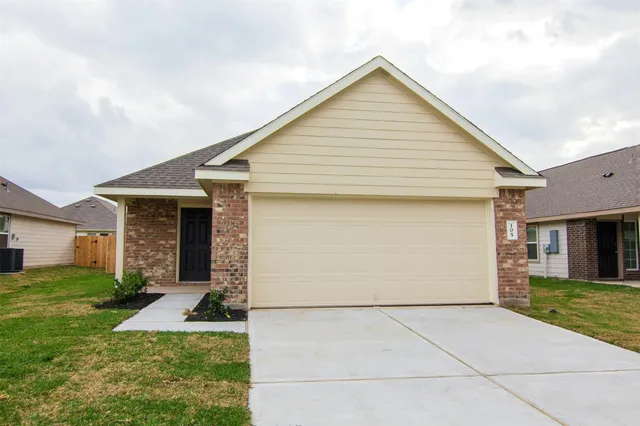 a view of a house with backyard