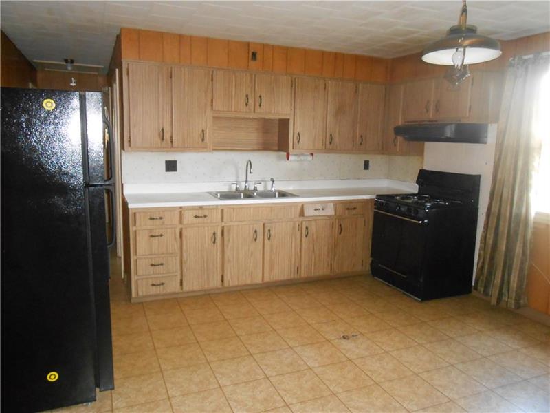 301 Crisswell Road Butler, PA 16002 - Photo 4 of 11 Eat-in kitchen