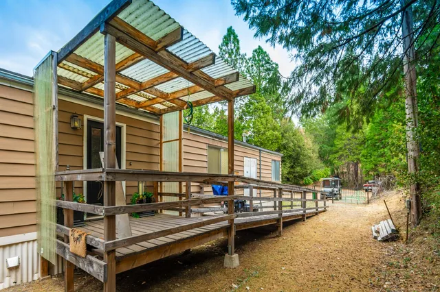 a view of a yard with a tree