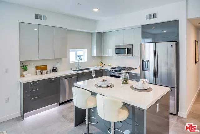 $3,950 | 214 South Westmoreland Avenue, Unit 6, Los Angeles, CA 90004