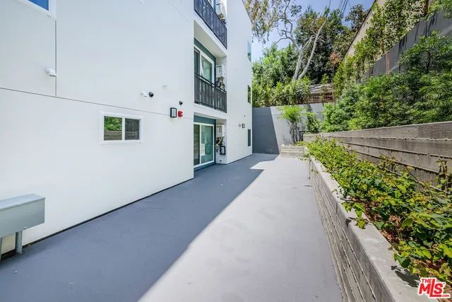 $3,950 | 214 South Westmoreland Avenue, Unit 6, Los Angeles, CA 90004