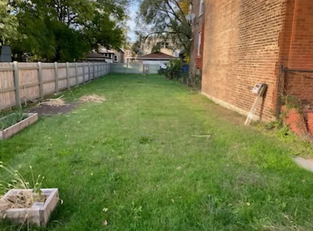 a view of a backyard