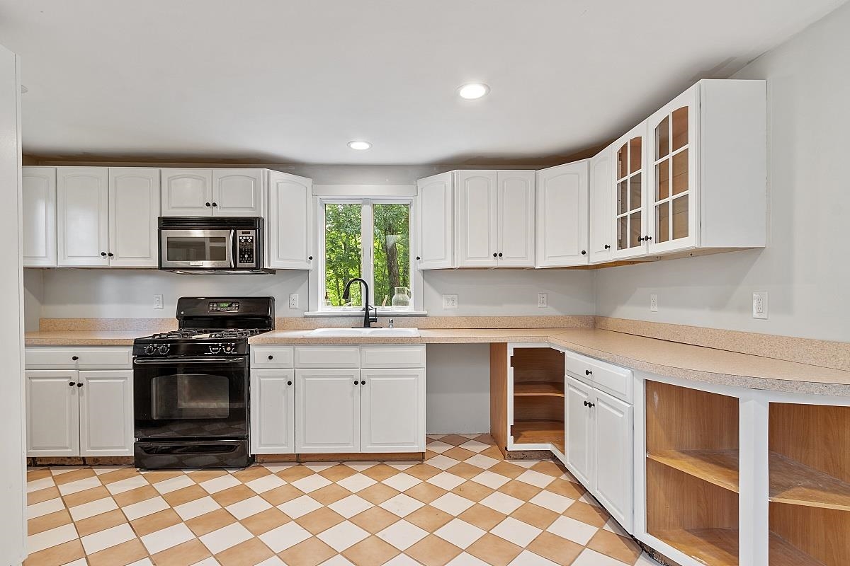 905 Chases Grove Road Derry, NH 03038 - Photo 2 of 39