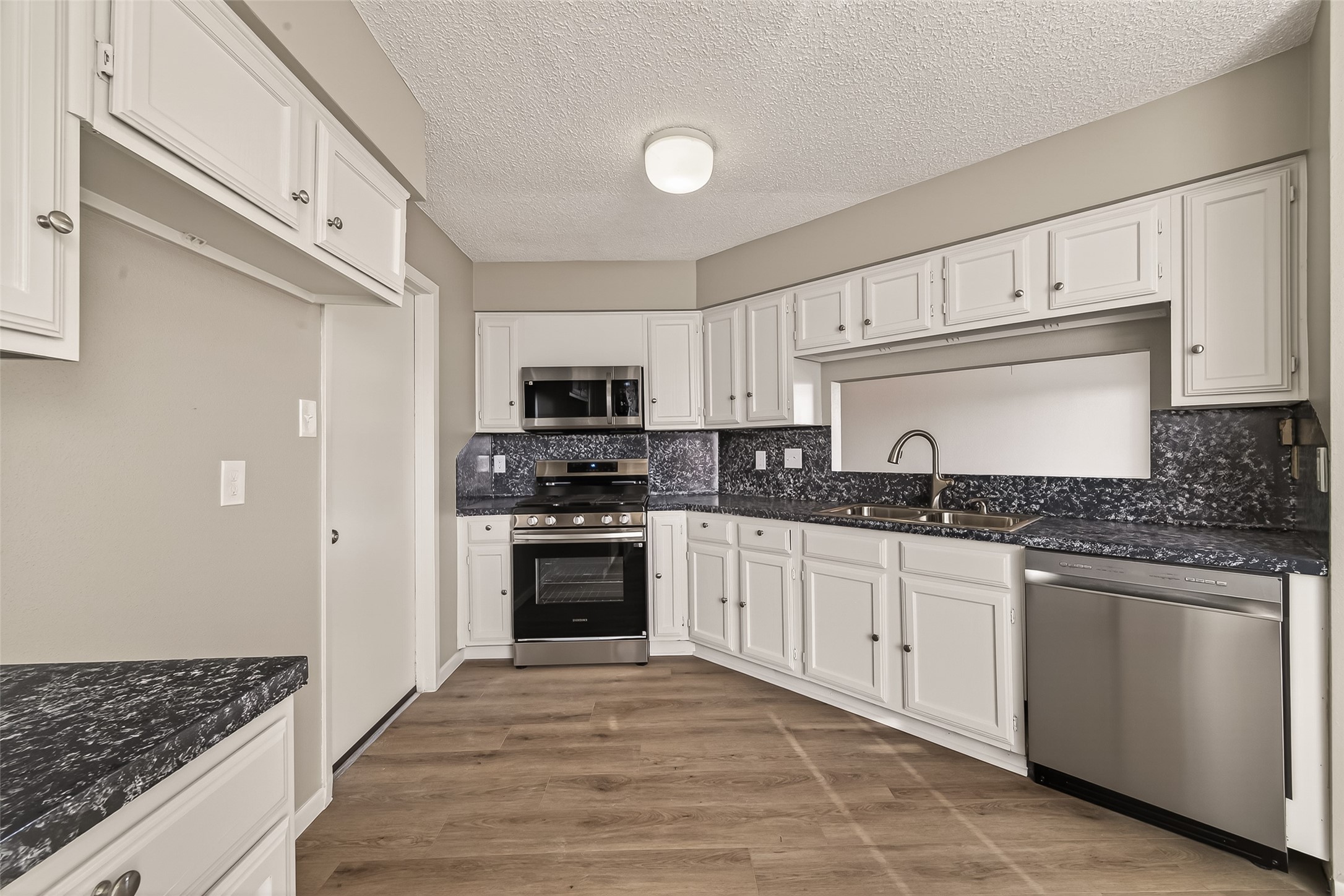 4251 Southchase Lane Houston, TX 77014 - Photo 19 of 46