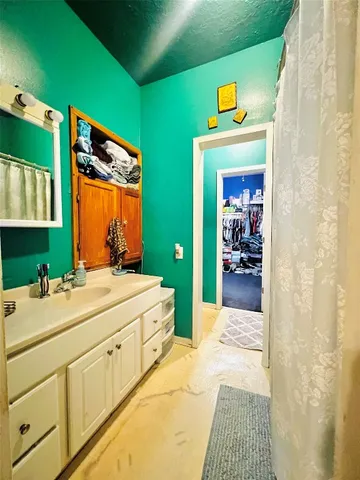 a en suite bathroom with sink and mirror