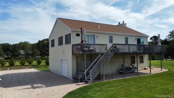 $1,050,000 | 7 Corwin Lane, Hampton Bays, NY 11946