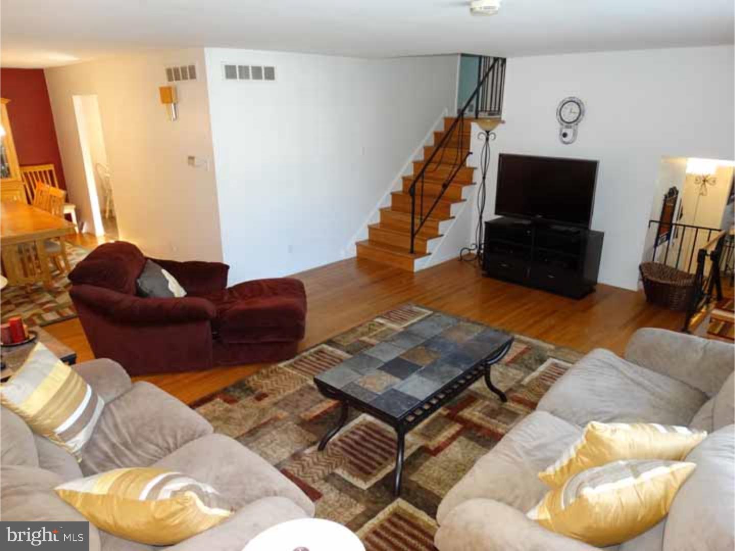 11983 Dumont Road Philadelphia, PA 19116 - Photo 5 of 24 Living Room