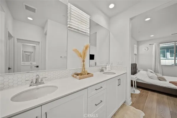 a en suite bathroom with double vanity sinks and a mirror