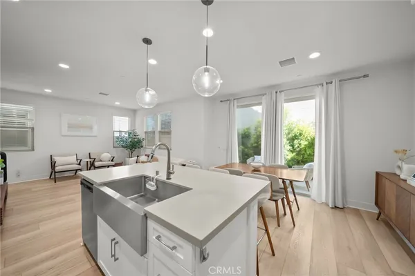 a large kitchen with kitchen island a large island in it