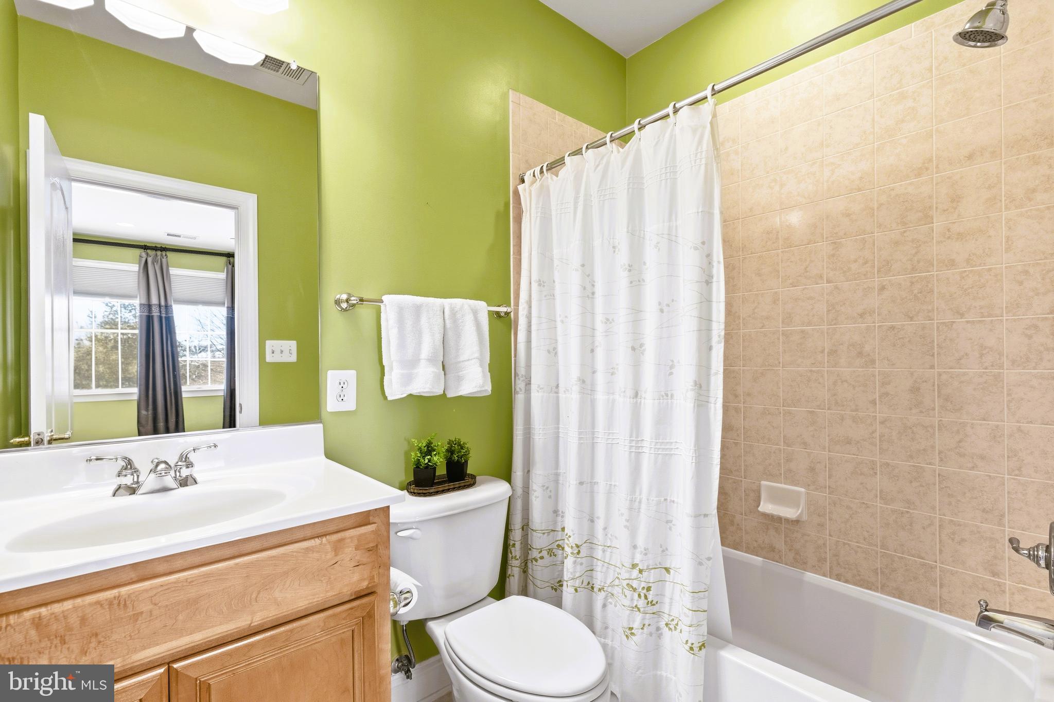 19606 Bellingham Lane Leesburg, VA 20175 - Photo 45 of 73 a bathroom with a sink toilet and shower