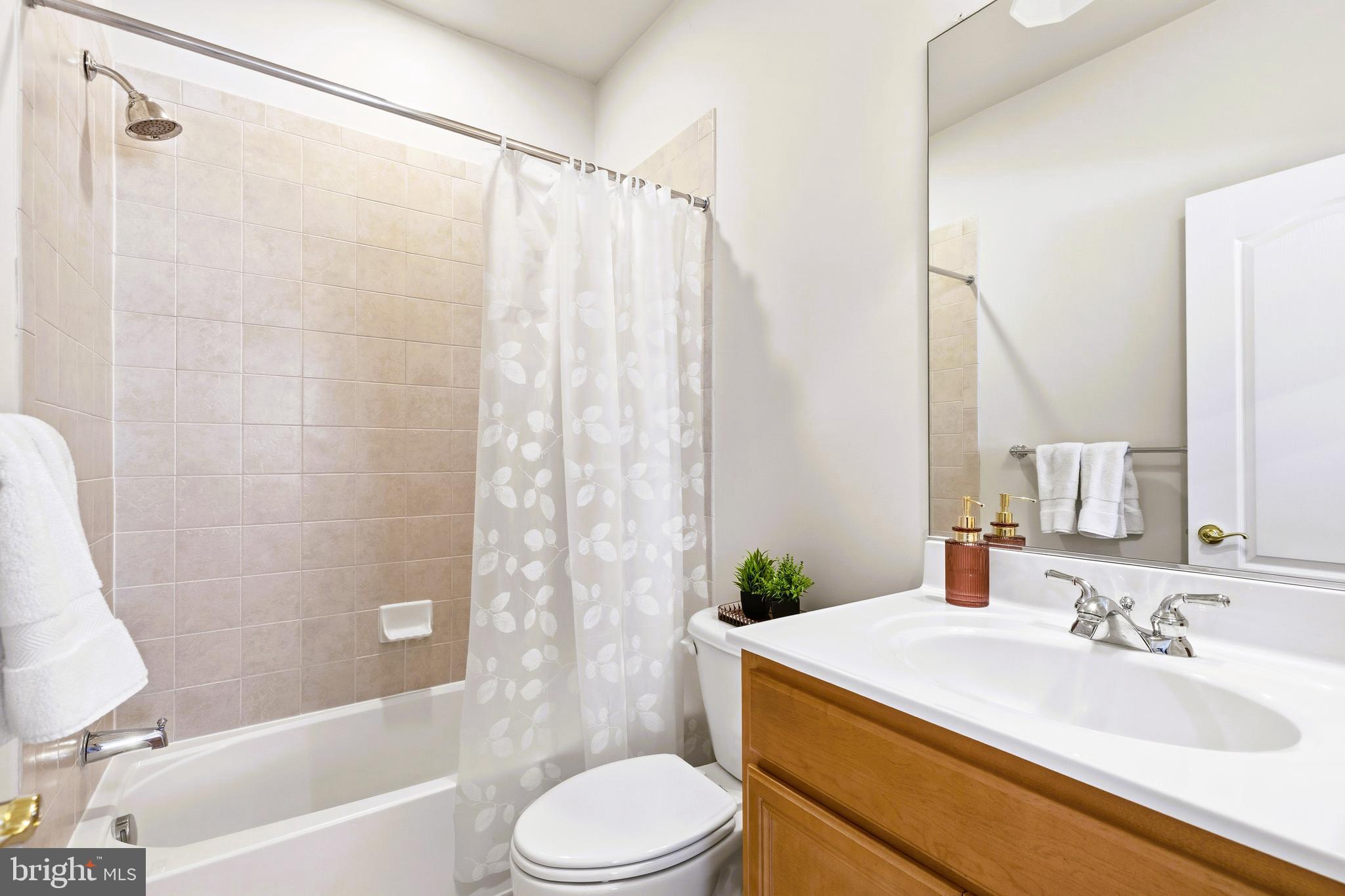19606 Bellingham Lane Leesburg, VA 20175 - Photo 49 of 73 a bathroom with a sink toilet and shower