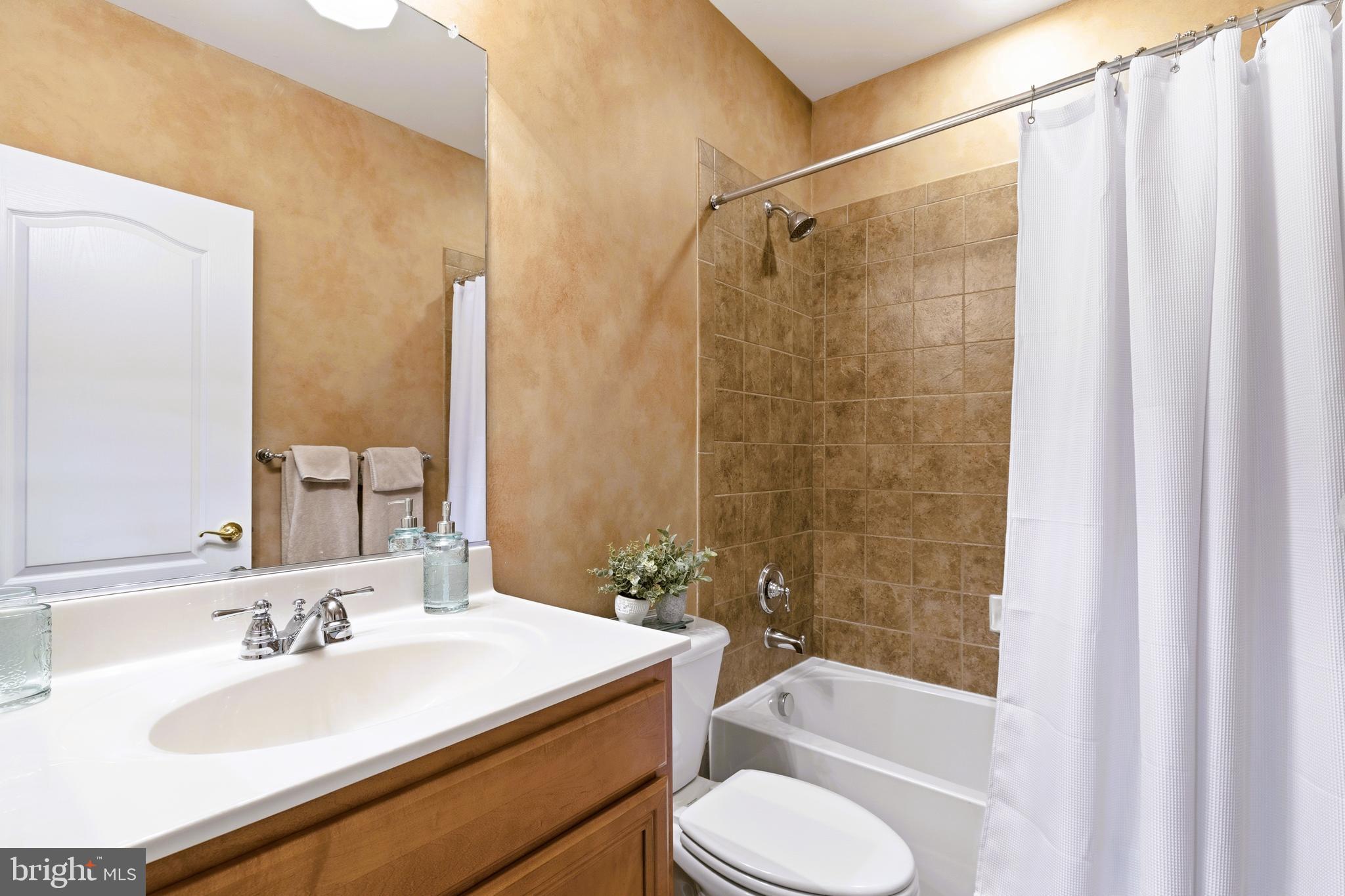 19606 Bellingham Lane Leesburg, VA 20175 - Photo 53 of 73 a bathroom with a sink toilet bathtub and shower