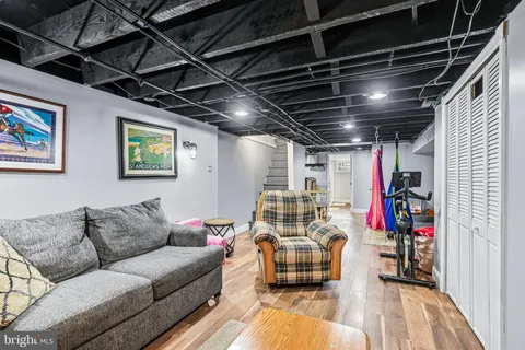 a view of livingroom with furniture and a ceiling fan