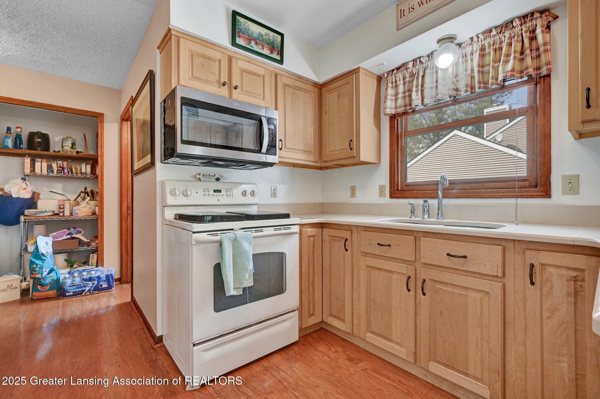 1318 West Herbison Road Dewitt, MI 48820 - Photo 13 of 36 Kitchen