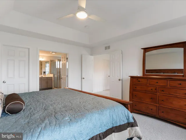 a en suite bathroom with a double vanity sink and mirror