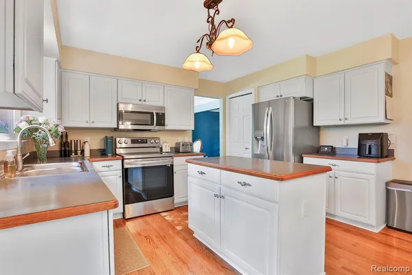 $449,800 | 3288 Hickory Drive, Lake Orion, MI 48359