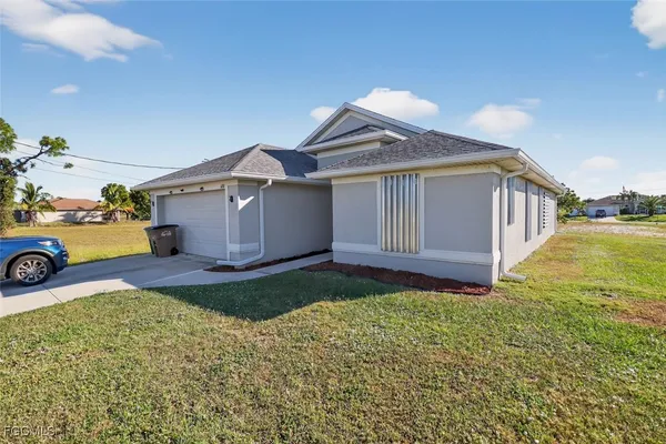 a view of a house with backyard