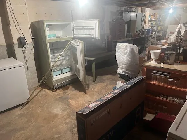 a view of a yard with a house