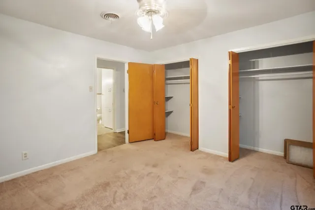 a view of empty room with a ceiling fan