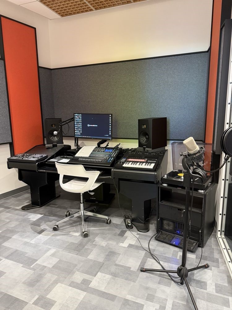 11550 Chimney Rock Road, Unit 324 Houston, TX 77035 - Photo 21 of 24 Full recording studio in neighborhood library