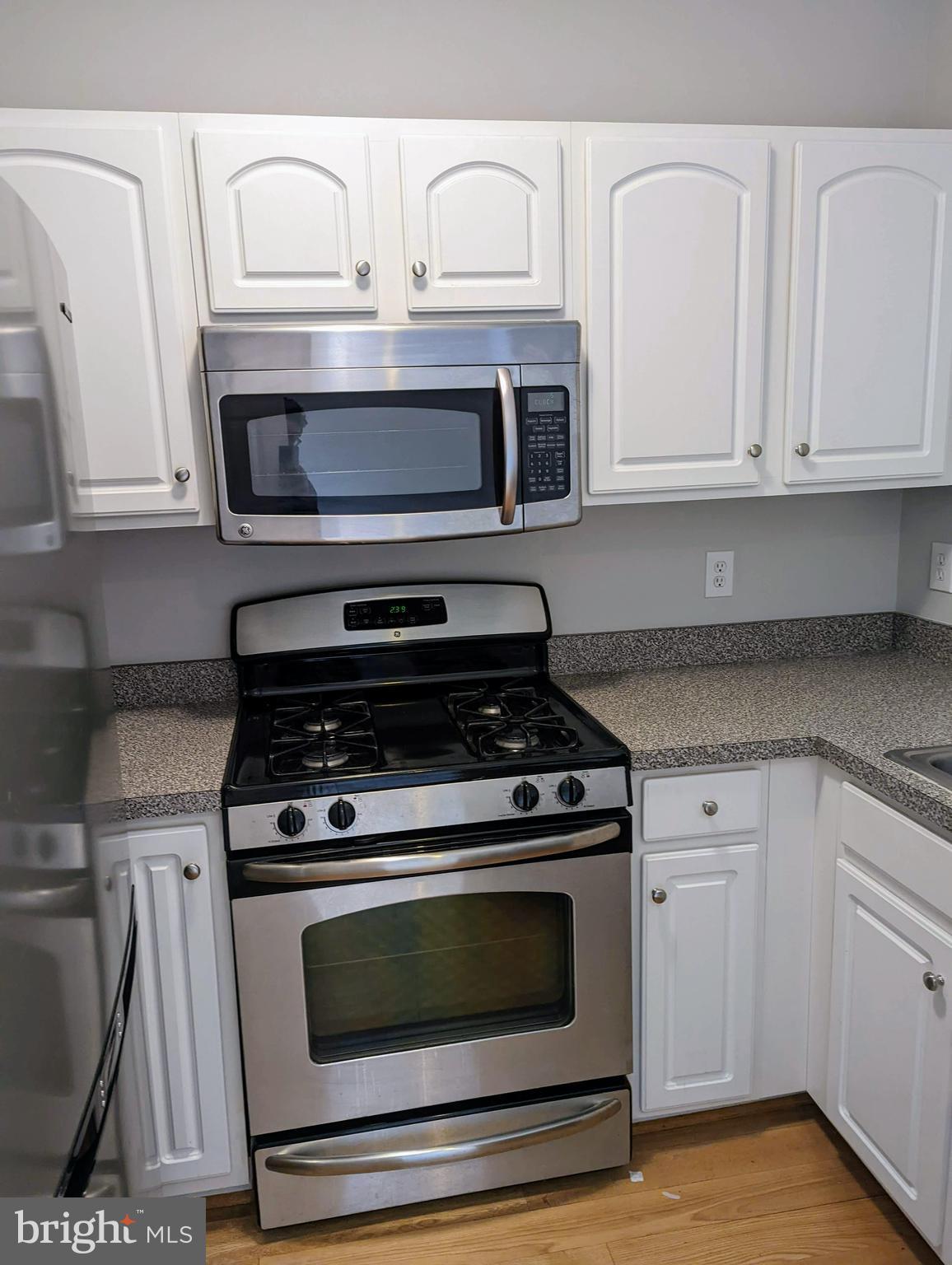 21765 Ascot Court Ashburn, VA 20147 - Photo 11 of 32 a stove top oven sitting inside of a kitchen