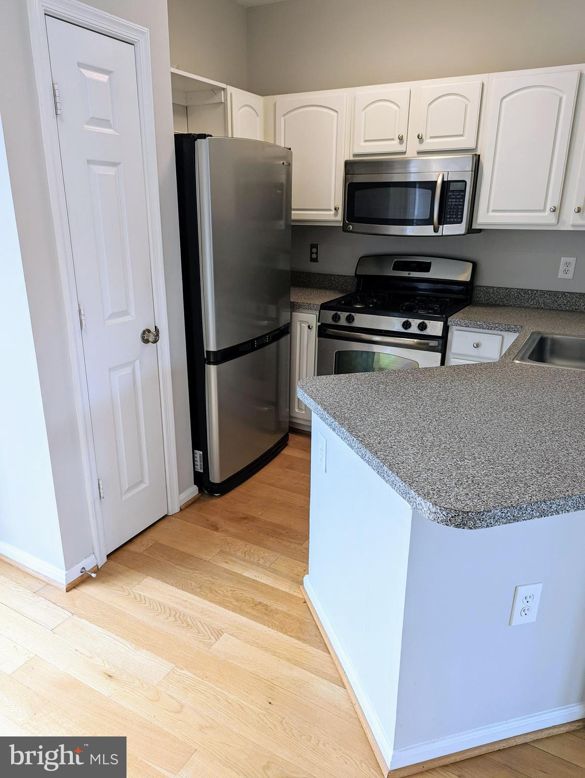 21765 Ascot Court Ashburn, VA 20147 - Photo 9 of 32 a kitchen with stainless steel appliances granite countertop a refrigerator microwave and sink