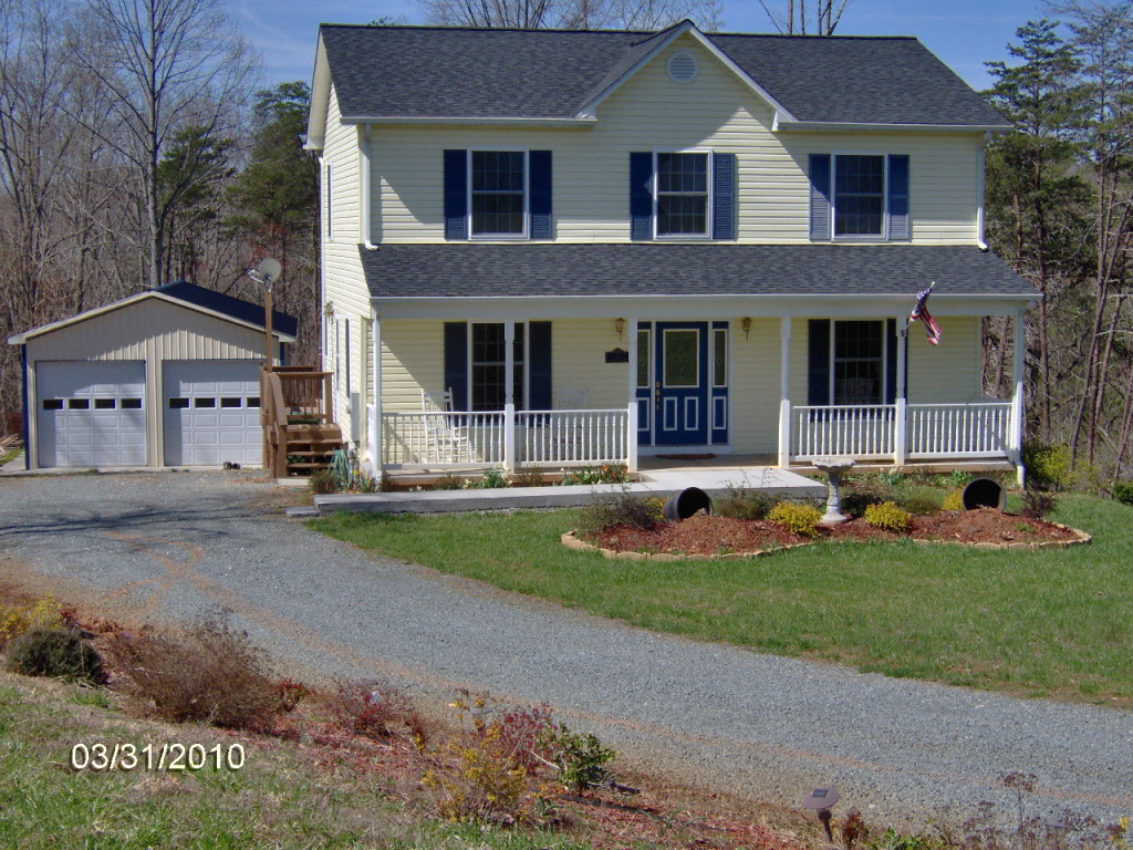 60 Summerfield Road Hardy, VA 24101 - Photo 2 of 18 Front with Garage