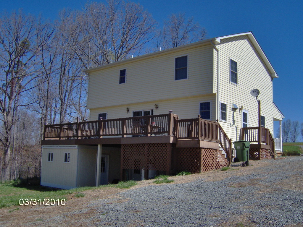 60 Summerfield Road Hardy, VA 24101 - Photo 4 of 18 Back and Deck