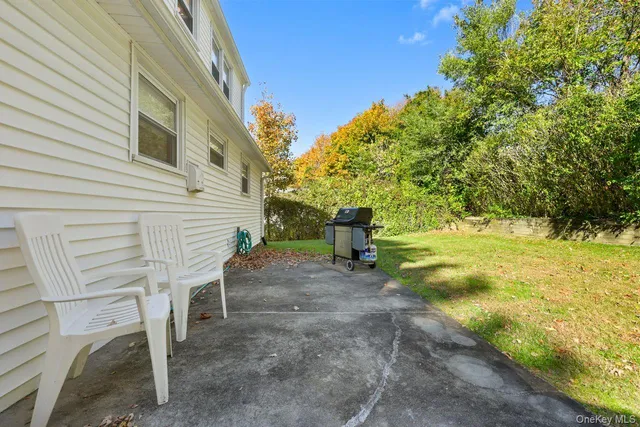 a view of a outdoor space with a house