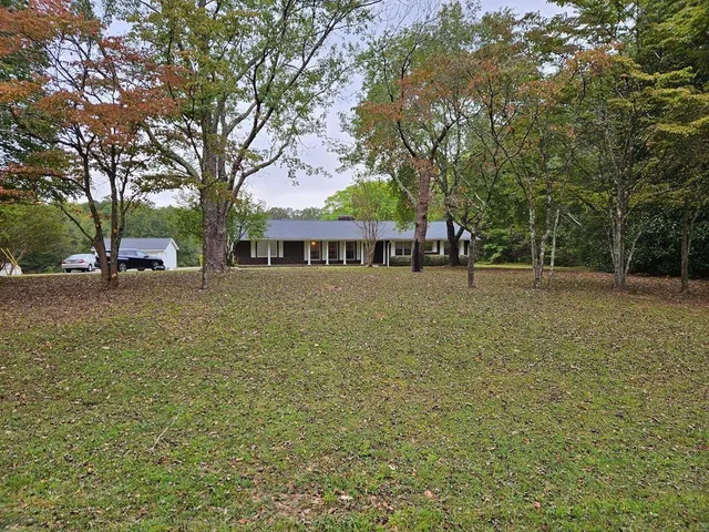 a view of a house with a yard