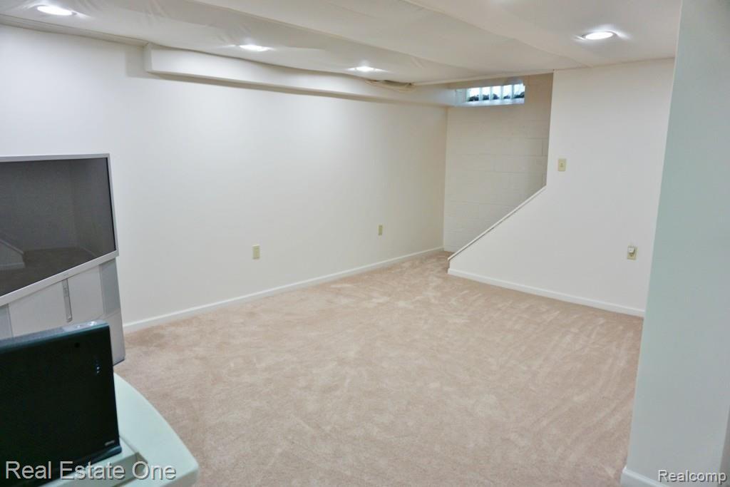 31 Shagbark Drive Rochester, MI 48309 - Photo 25 of 27 25 FINISHED BASEMENT.jpg