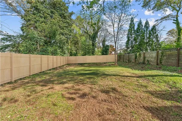 a view of a backyard