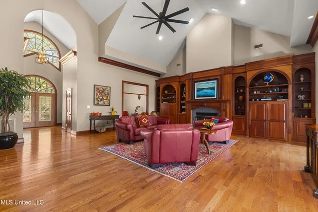 $1,699,500 | 213 West Canebrake Boulevard, Hattiesburg, MS 39402