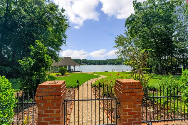 $1,699,500 | 213 West Canebrake Boulevard, Hattiesburg, MS 39402