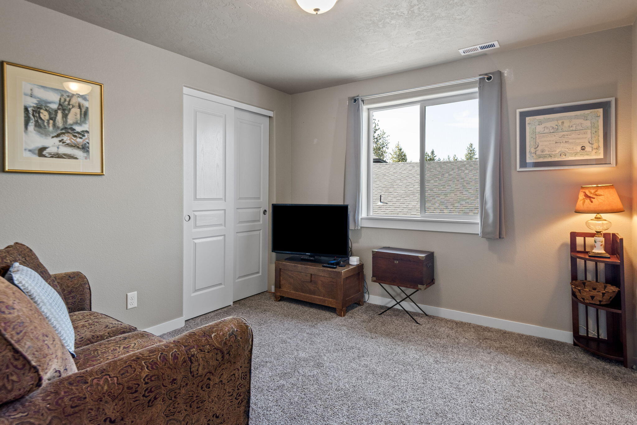 715 Brooks Camp Road Sisters, OR 97759 - Photo 16 of 25 a living room with furniture and a flat screen tv