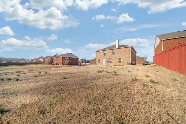 a view of back yard of the house