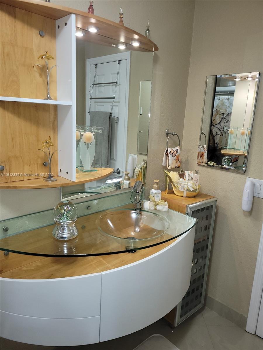 2670 West 60th Street, Unit 90 Hialeah, FL 33016 - Photo 14 of 26 a bathroom with a sink a mirror and a bathtub