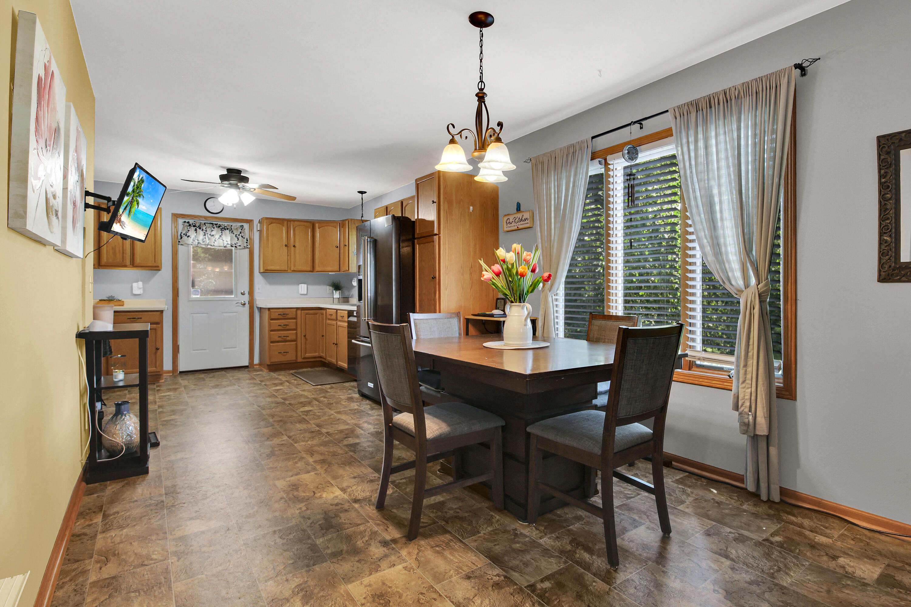720 Timber Line Trail Hartford, WI 53027 - Photo 5 of 27 Kitchen/Dinette