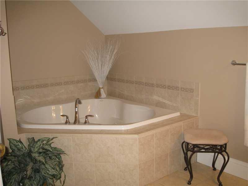 95 Ridge Road, Unit 95 Portland, ME 04103 - Photo 19 of 22 Master Bath/Spa.