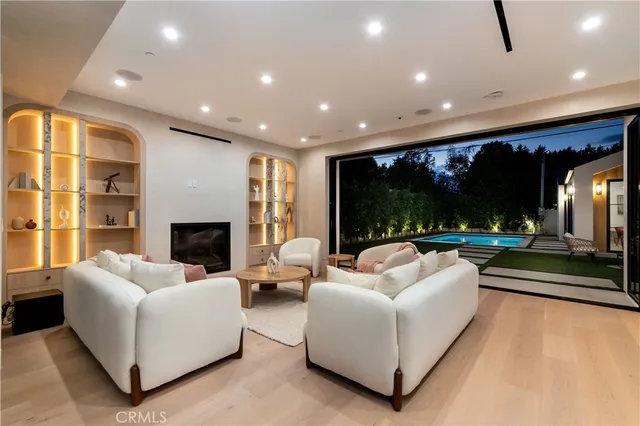 a view of outdoor space yard deck and outdoor seating