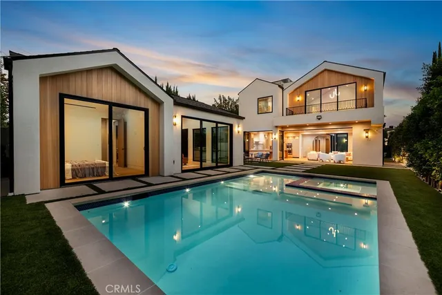 a view of back yard of the house