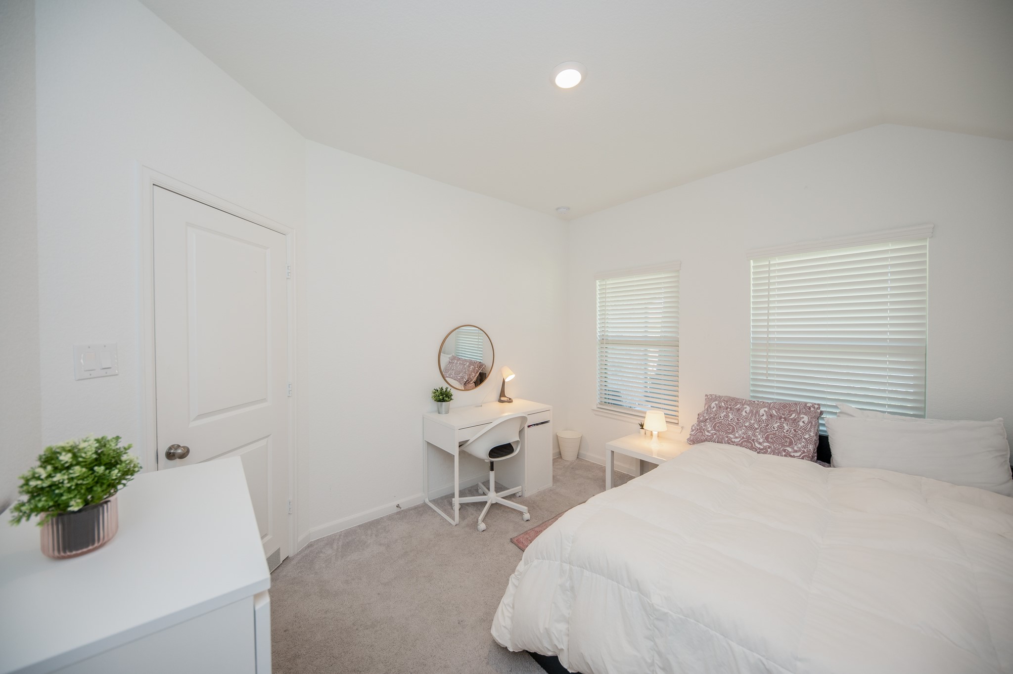 3634 Homestead Ridge Lane Richmond, TX 77406 - Photo 20 of 32 a bedroom with a bed and a potted plant