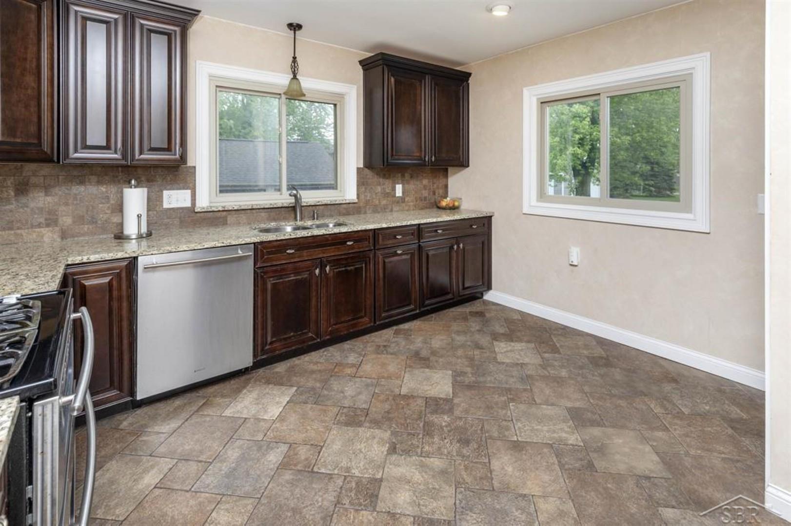 2325 North Center Road Saginaw, MI 48603 - Photo 9 of 29 50176391-5a1b5b5b-fc9e-4c8e-943a-3a70d2150a6b.JPG